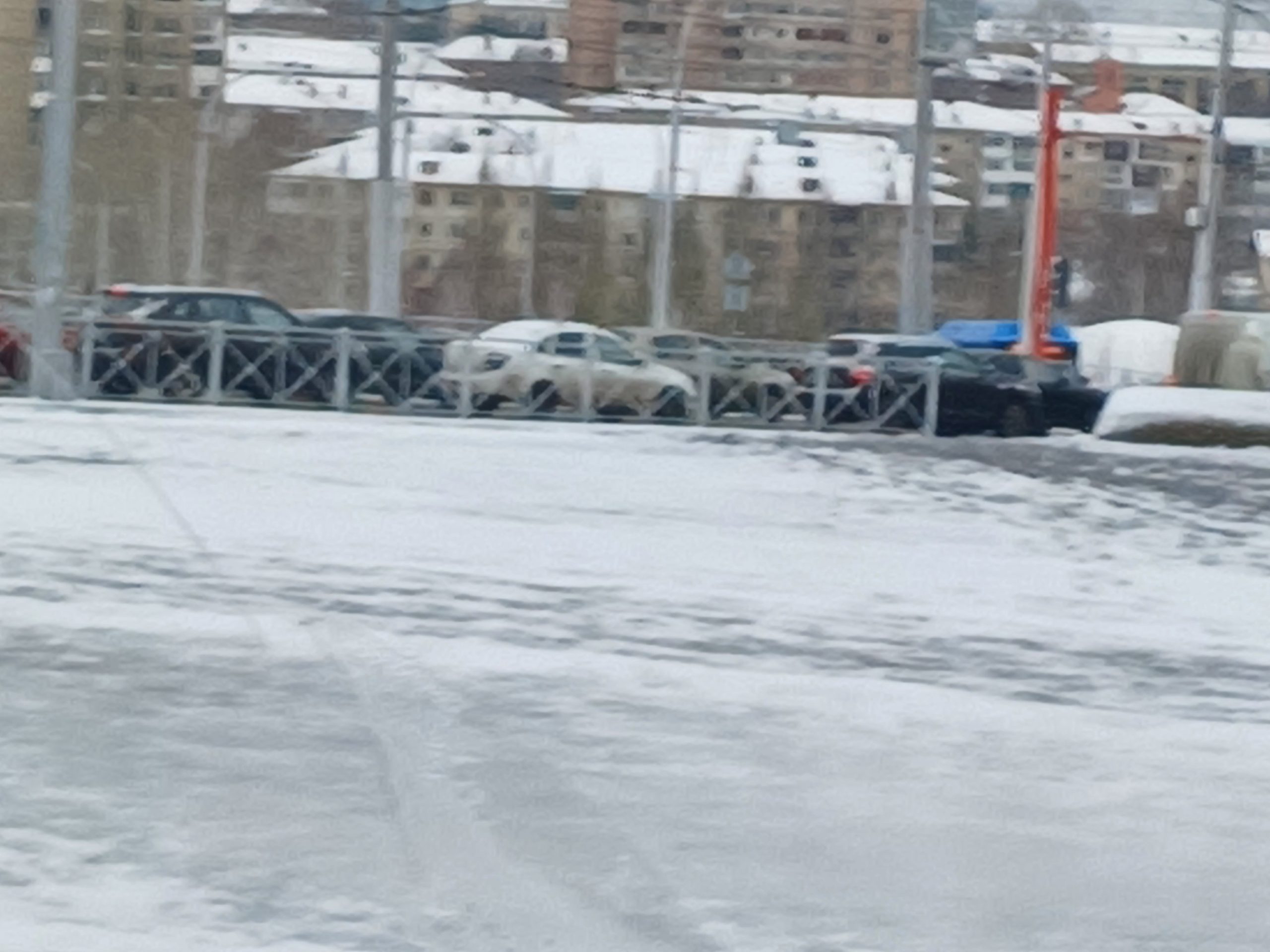 «Никогда снега не видели?»: Кемерово встал в жестких пробках, а цены на такси улетели в космос