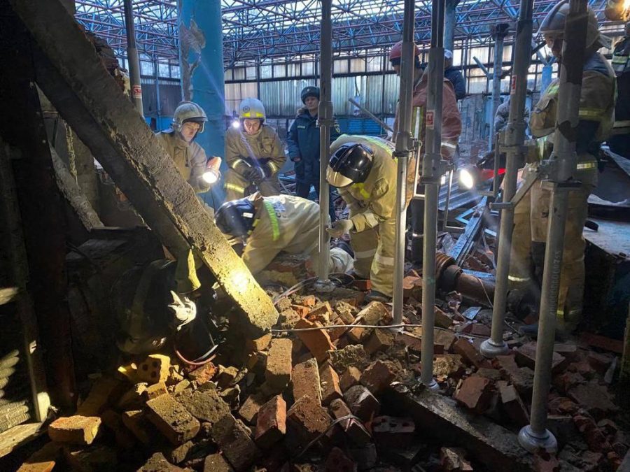 Металлический лом пробил голову рабочему при разборе здания в Кузбассе (18+)