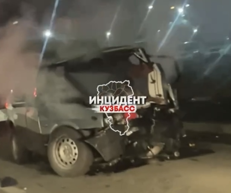 Страшная авария в Кузбассе превратила машину в груду металла