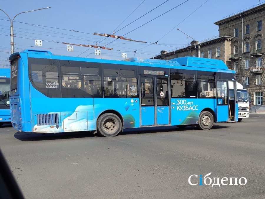 Автобус попал в ДТП на крупном перекрестке в Новокузнецке
