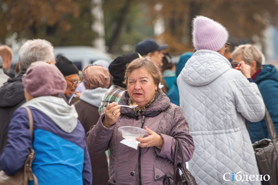 Фото: кемеровчане выстроились в очередь за бесплатной кашей