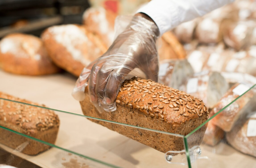 Специалисты обнаружили дефекты в нескольких партиях хлеба и молока