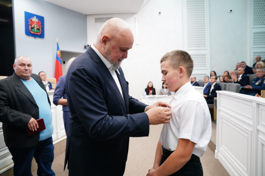 Мальчик спас троих детей из горящего дома и был награжден за это губернатором Кузбасса