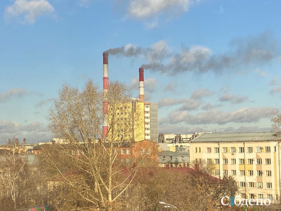 Бой с тенью: в Кузбассе дым из трубы лихо меняет цвет