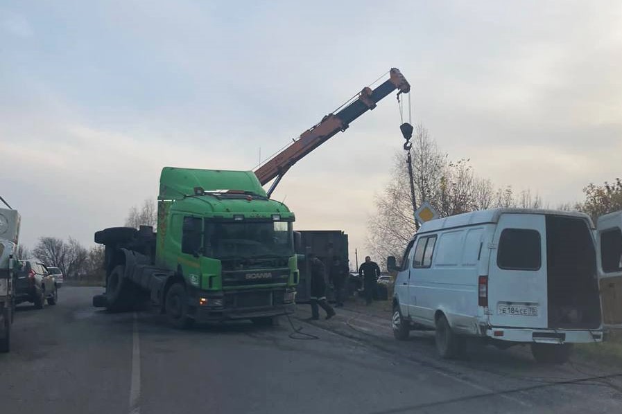 Грузовик опрокинулся и перегородил дорогу в Кузбассе