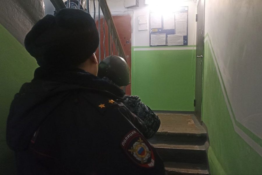 В Кузбассе силовики окружили жилой дом из-за стрелка