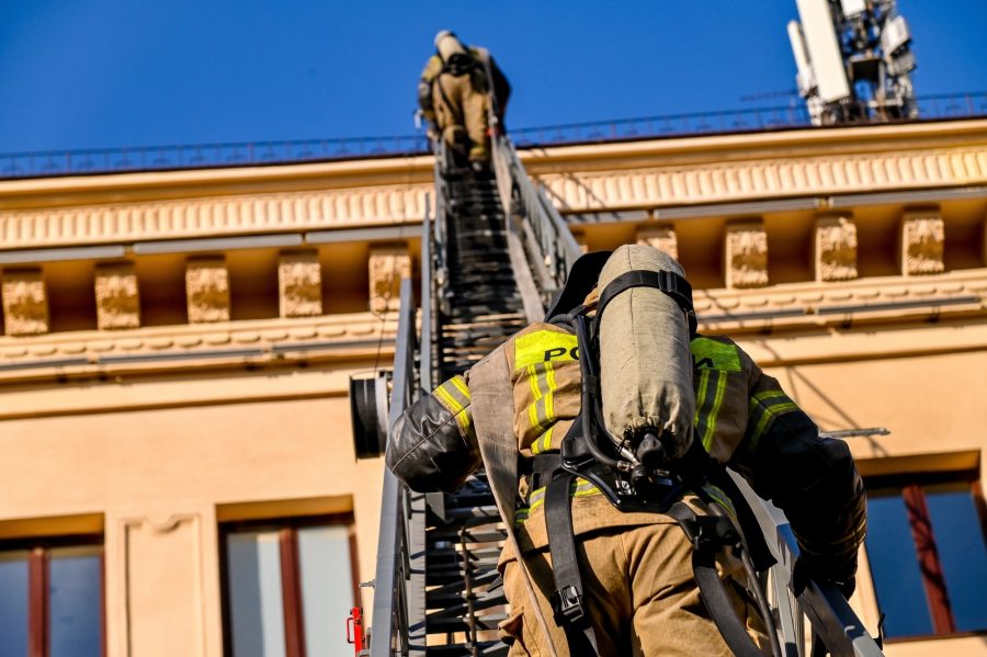Пожарным пришлось штурмовать крышу театра в Кузбассе