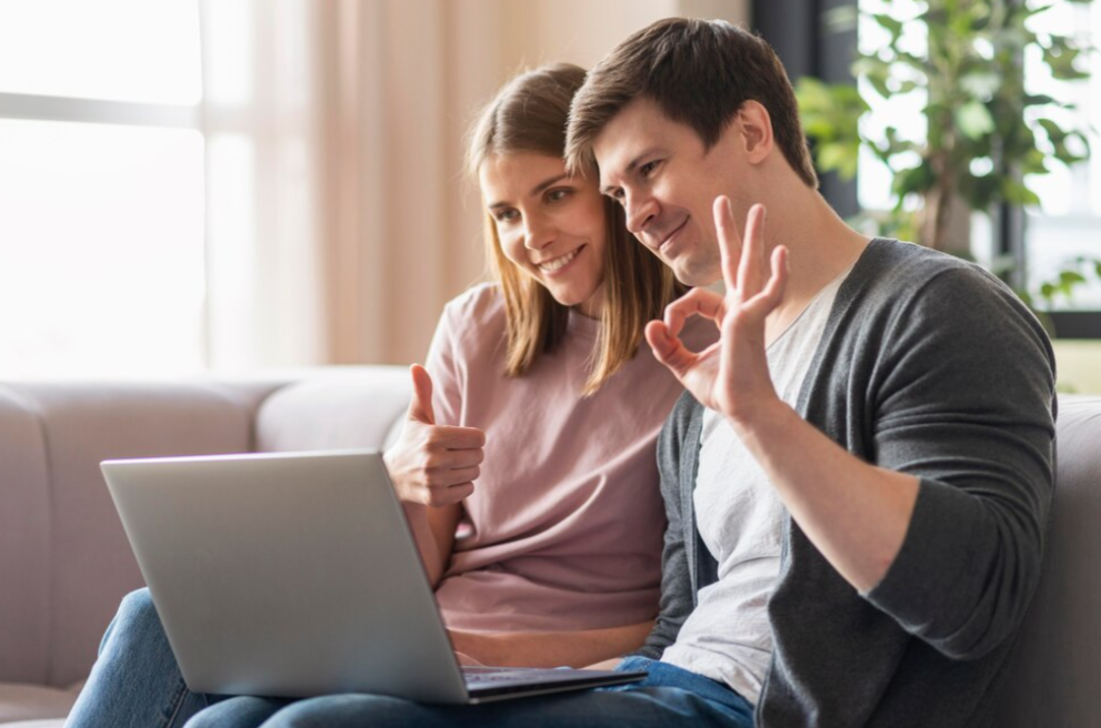 смотрит ли в этом году. фотография собеседования. семья у телевизора. смотрит ли в этом году. смотрит ли в этом году.