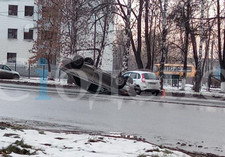 Видео: в Кемерове произошло жёсткое ДТП с «перевёртышем»