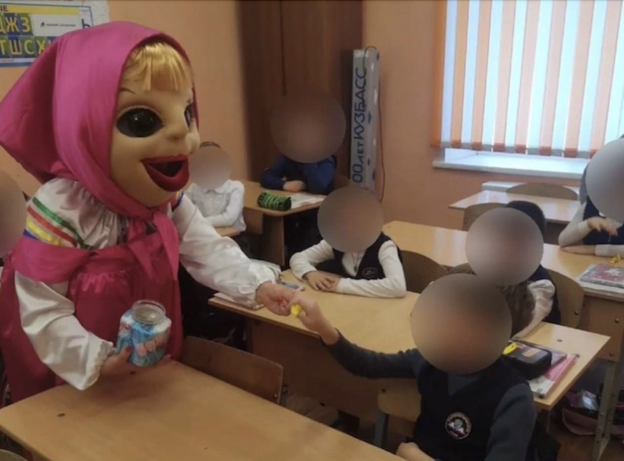«Маша уже не та»: к кузбасским школьникам на праздник пришла измотанная героиня мультфильма