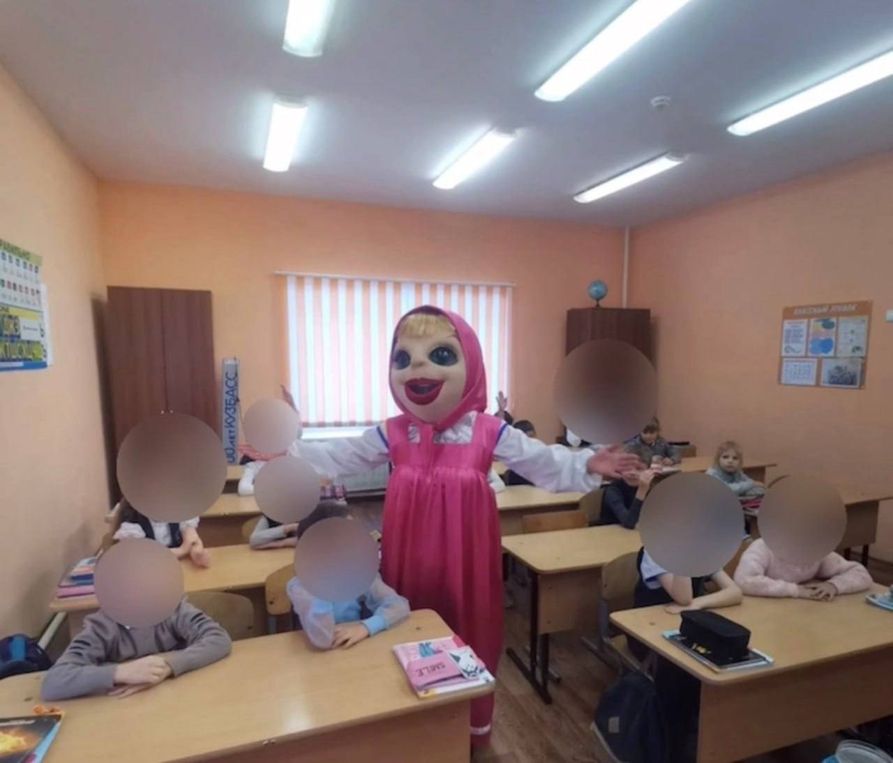 «Маша уже не та»: к кузбасским школьникам на праздник пришла измотанная героиня мультфильма