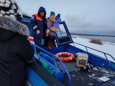 В Сибири мать оставила 8 детей одних без еды и с пьяными незнакомцами