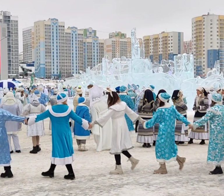 Снегурочки со всего Кузбасса собрались в центре Кемерова