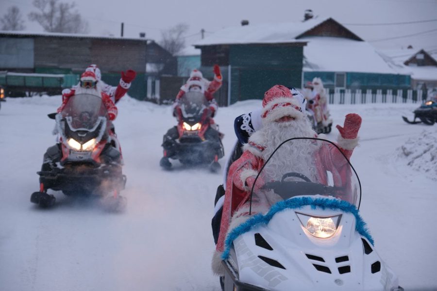 Толпа крутых Дедов Морозов собралась в одном месте, чтобы порадовать кузбассовцев