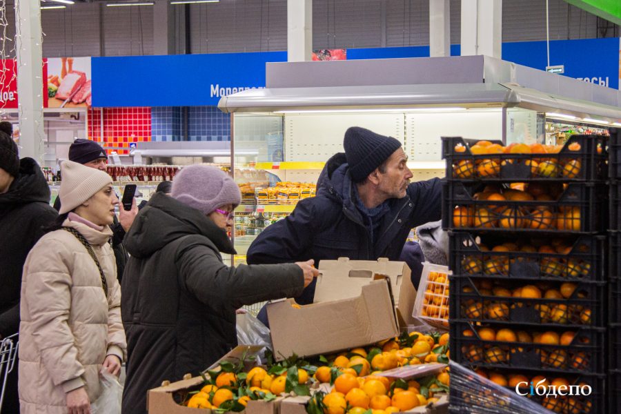 Толпа людей и метровые очереди на кассах: кемеровчане скупают продукты к Новому году