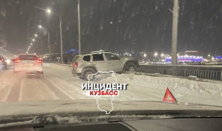 Машина влетела в отбойник на мосту Кемерова