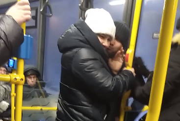Лез целовать и обнимать: в кемеровском автобусе мужчина домогался до женщины