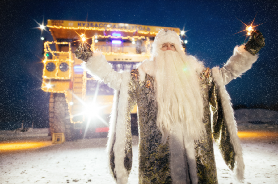 В Кузбассе Дед Мороз на 220-тонном самосвале поздравил всех с праздником