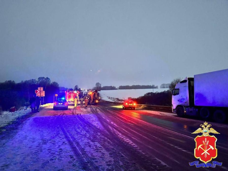 Есть погибшие: 4 грузовика, экскаватор и легковушка попали в страшное ДТП в Кузбассе