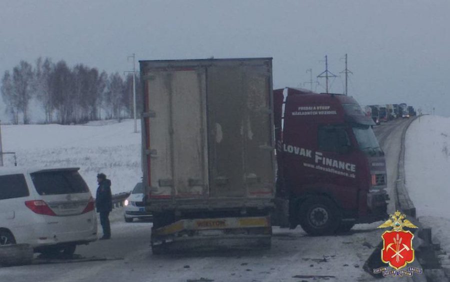 Страшная авария перекрыла движение на трассе в Кузбассе