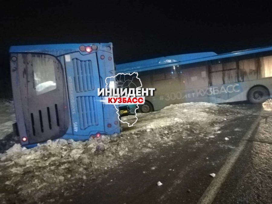 Соцсети: в Кузбассе столкнулись два автобуса
