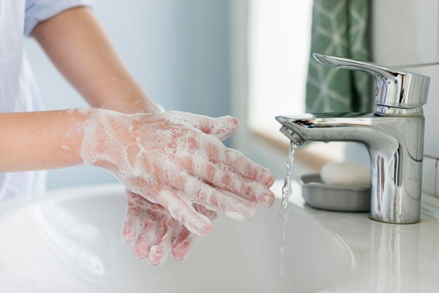 Российский врач рассказал, почему часто мыть руки вредно