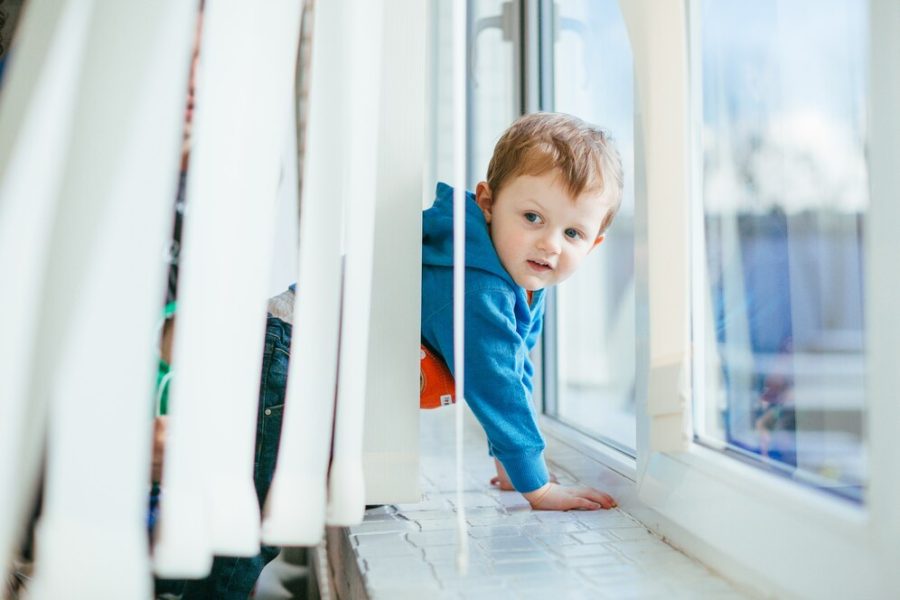 В детском саду и школе в Кемерове нашли опасные окна