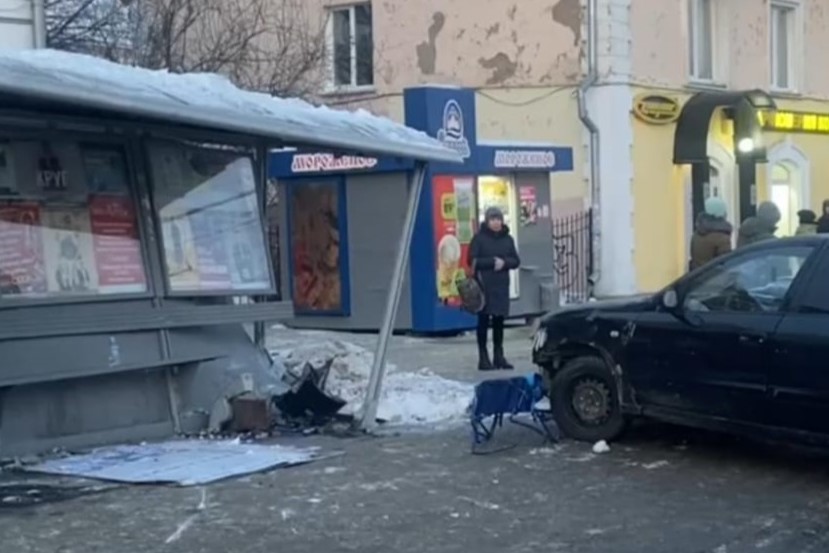 В Кемерове машина влетела в остановку, пострадали несколько человек