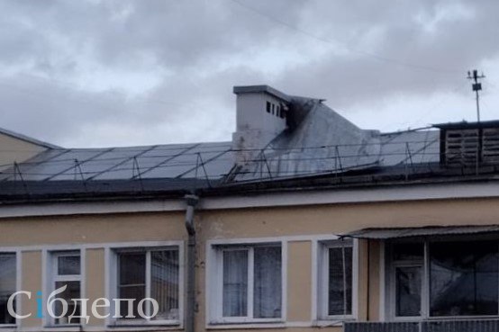 Из-за снега в Кузбассе обрушилась крыша жилого здания