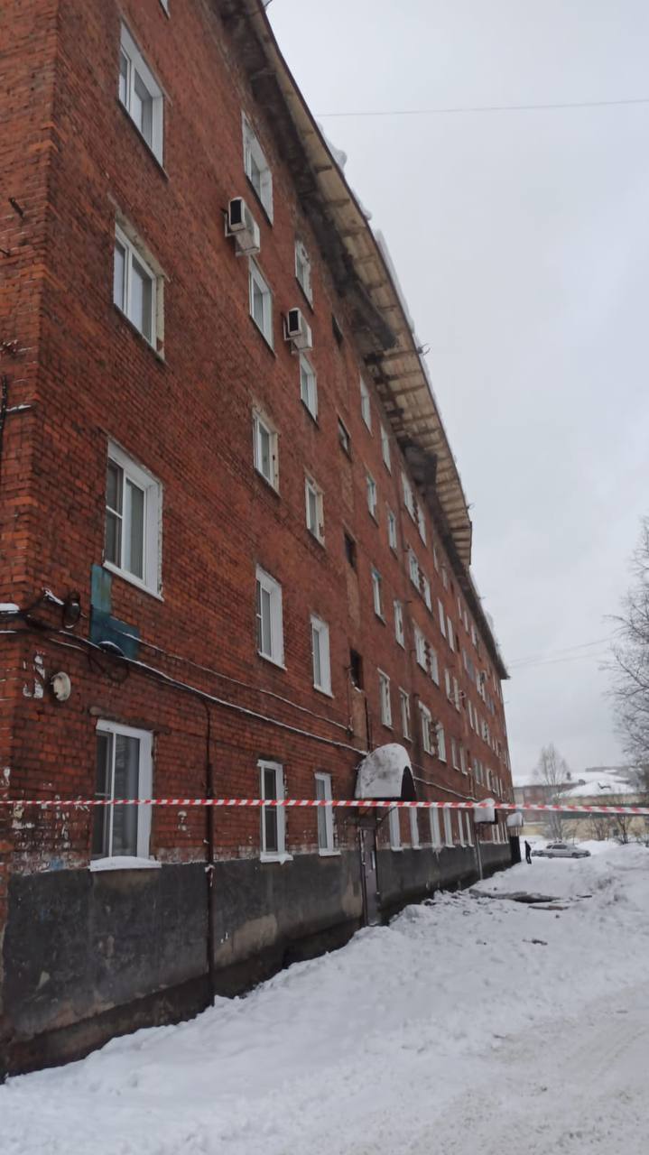 В Ижевске под тяжестью снега рухнула крыша пятиэтажки