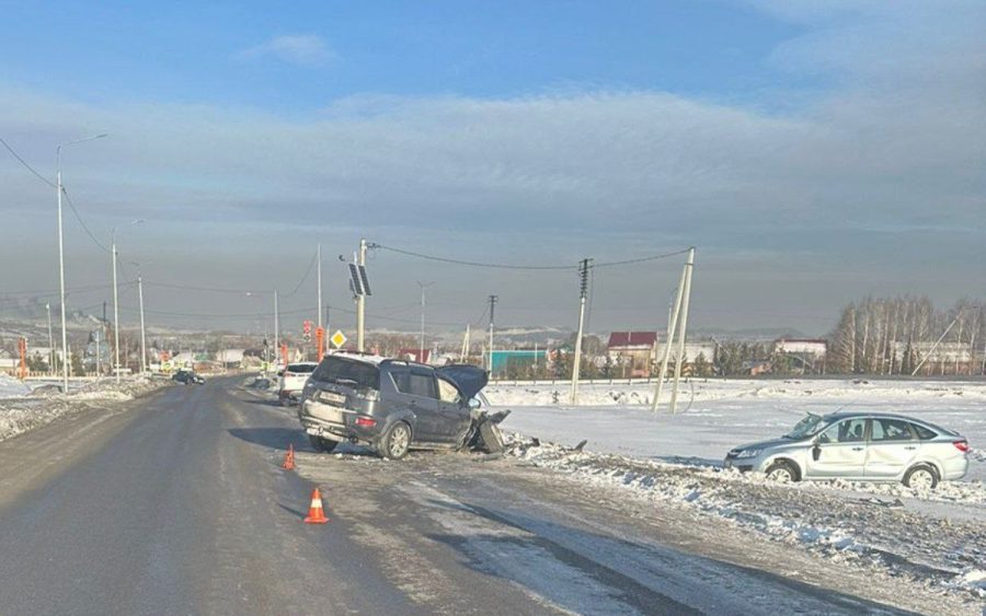 Три человека и три авто пострадало в аварии на дороге Кузбасса