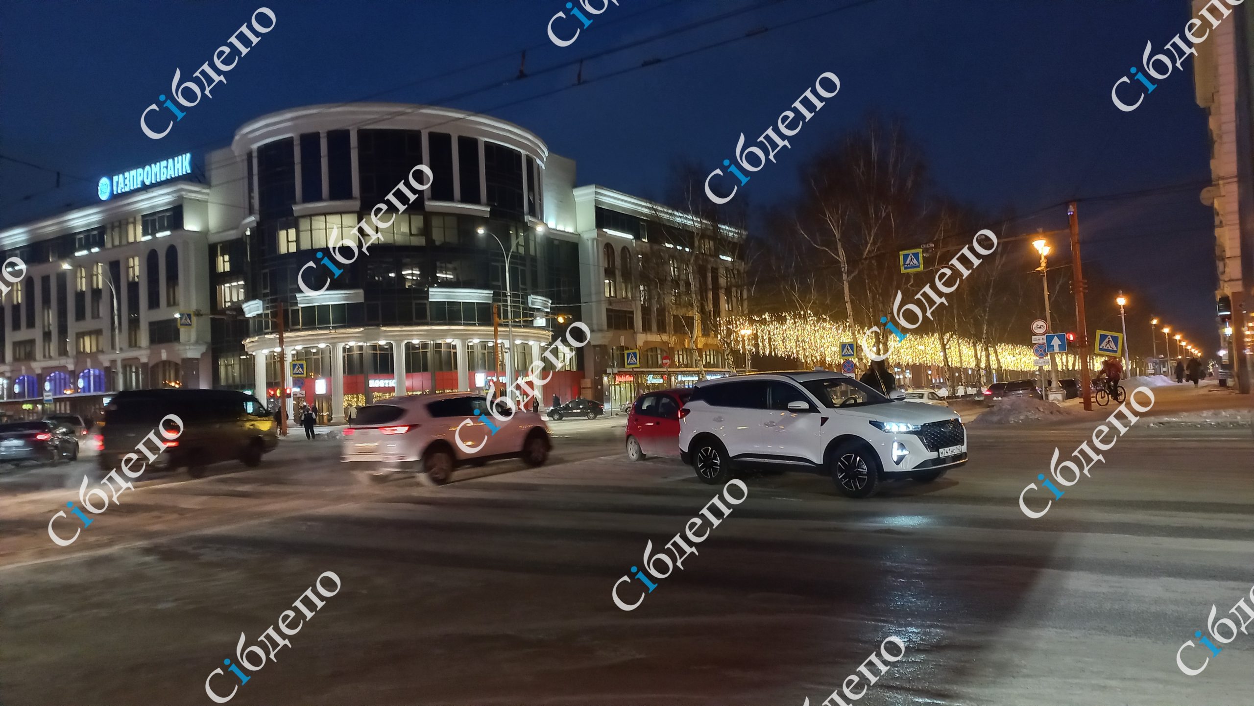 В центре Кемерова произошел инцидент с двумя машинами