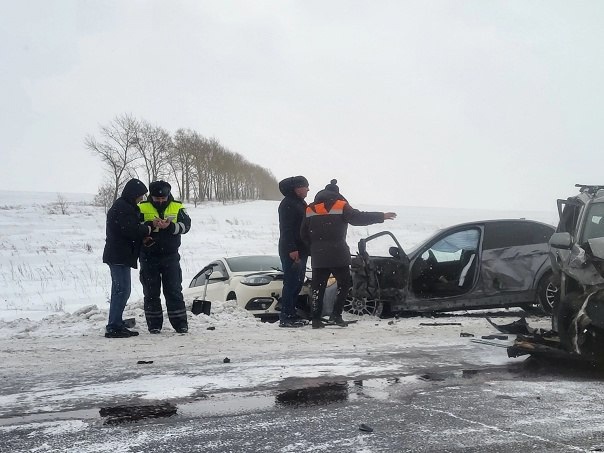 Видео: в Кузбассе на трассе страшная куча-мала из машин