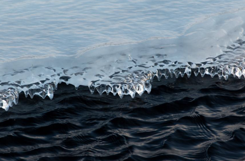 Построенная к Крещению часовня изо льда ночью ушла под воду