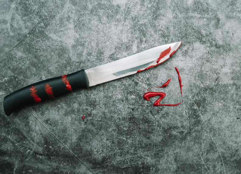 Неизвестный ударил подростка ножом возле ТЦ в российском регионе