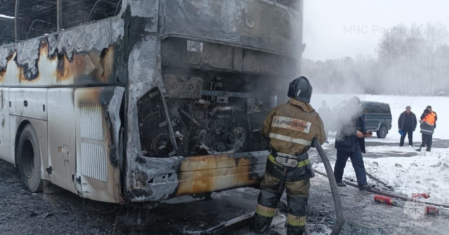 Пассажирский автобус, ехавший в Кузбасс, загорелся на трассе