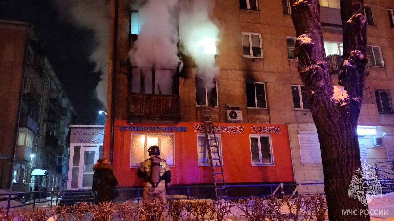Фото: большой пожар случился в многоэтажке Кузбасса