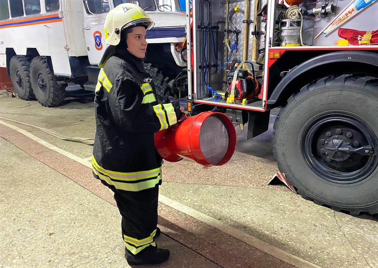 Пожарные Кузбасса приняли на службу подростка
