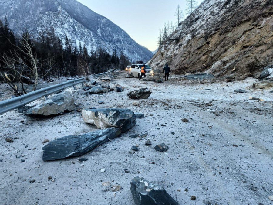 На крупной федеральной трассе Сибири прервано движение из-за камнепада