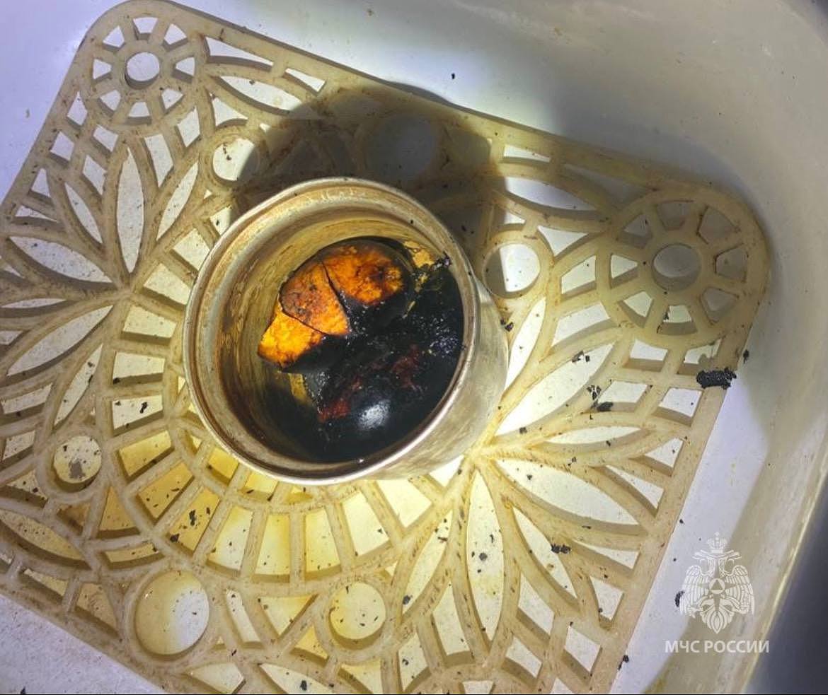 дверцы для кухонных шкафов без ручек. дверцы для кухонных шкафов. снятая кухонная дверь. необычная дверь на кухню. выдвижная дверь на кухню.