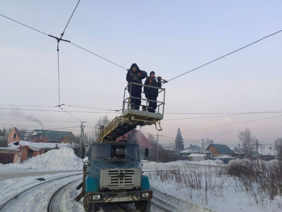 КамАЗ повредил контактные сети трамвая в одном районе Кемерова