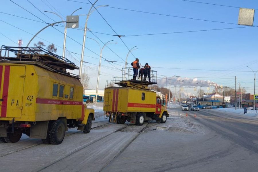 Одно неловкое движение: в Кемерове грузовик остановил трамваи