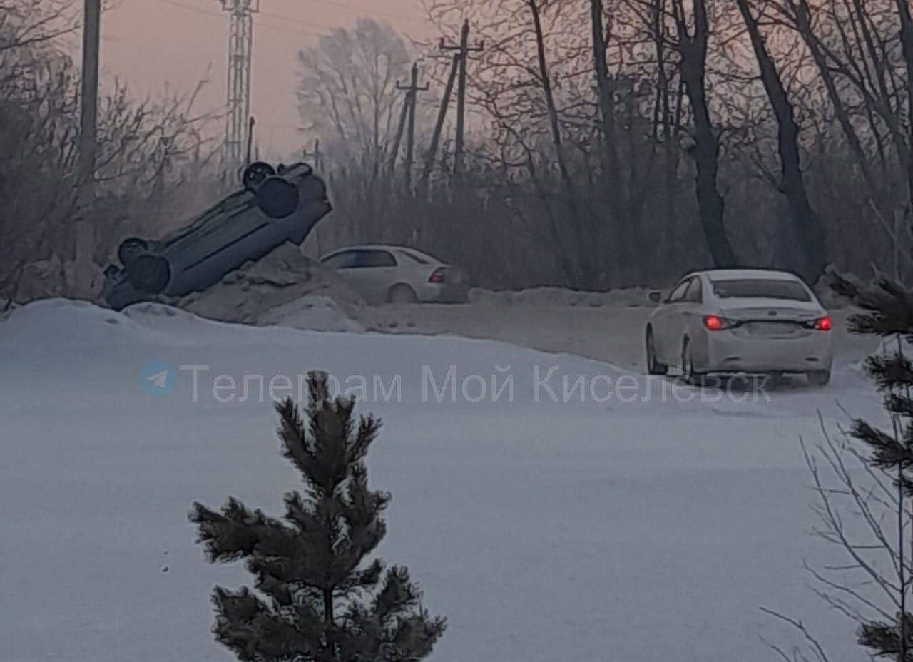 Машина перевернулась и вылетела с дороги в кузбасском городе