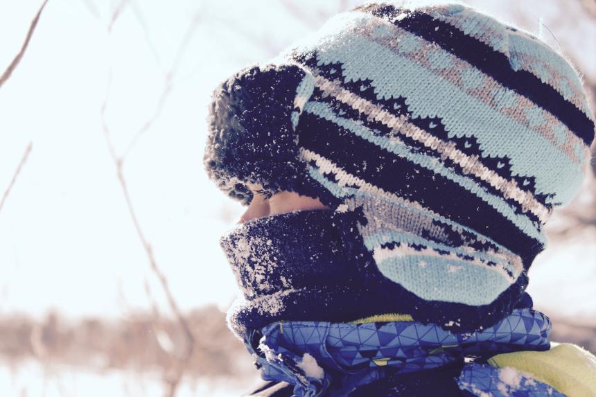 Замерзающего 4-летнего ребёнка на краю леса обнаружили в Сибири
