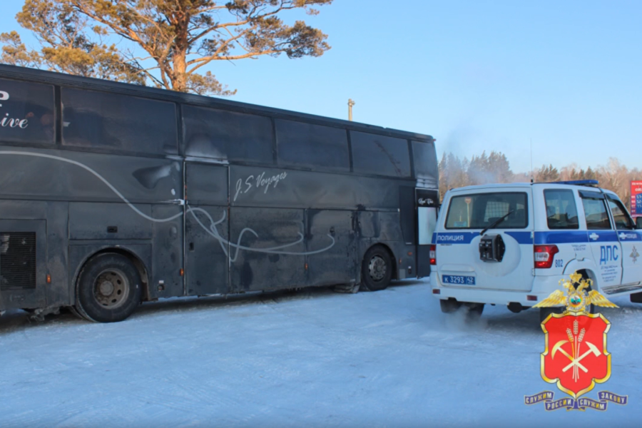 Автобус с пассажирами едва не замёрз на трассе в Кузбассе