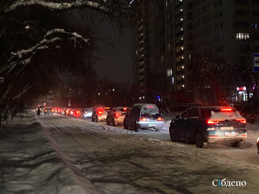 Труп закатали в сугроб: в кузбасском городе люди вынуждены каждое утро видеть ужасную картину