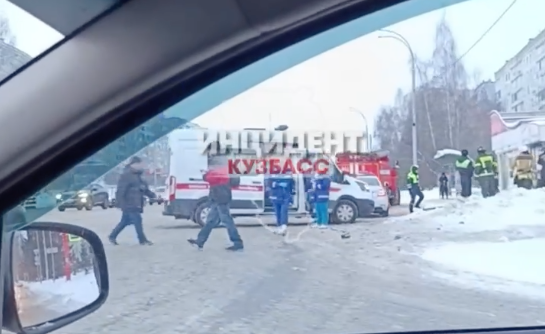 В центре Кемерова машина влетела в киоск, на месте аварии «скорые»