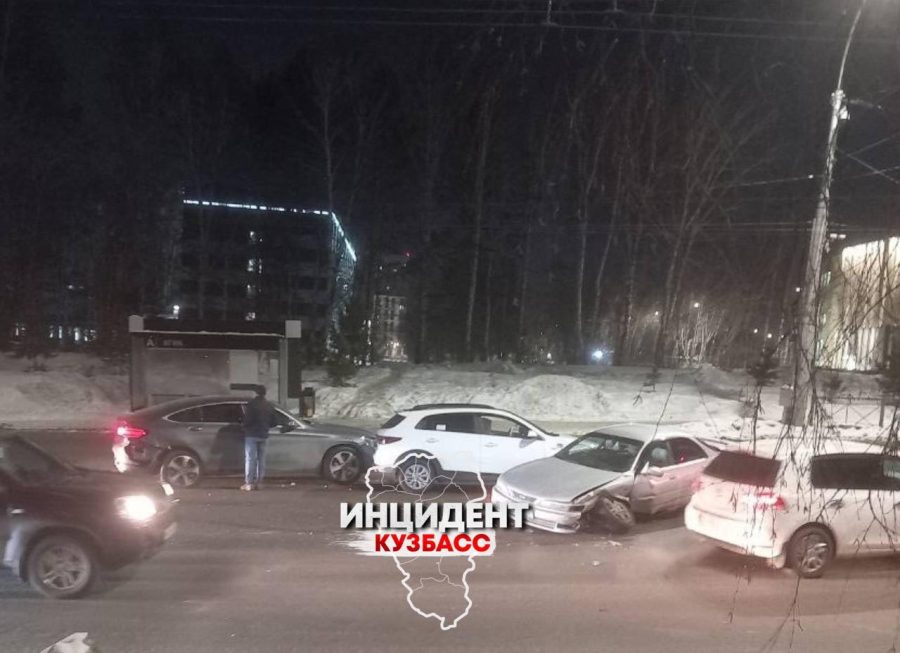 Четыре авто столкнулись на Химиков в Кемерове