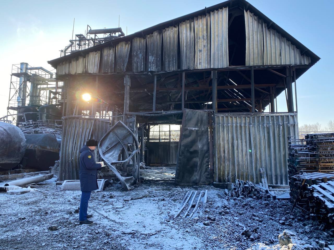 Прокуратура проверяет обстоятельства пожара на складе агрохимического завода в Кемерове