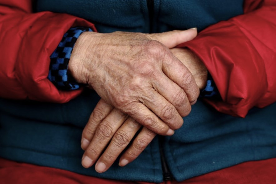 В Кузбассе 77-летняя женщина вышла из дома и не вернулась